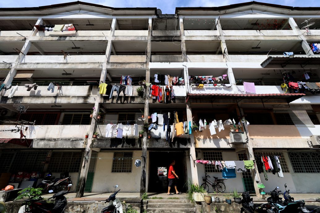 大都会/早报头/余保凭-甲洞英旦拜杜里廉价组屋居住环境糟糕