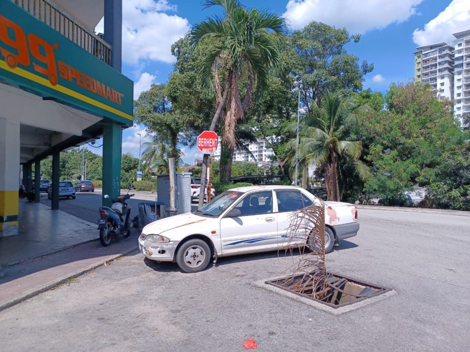 大都会/锡米山加影英达花园1路99超市前靠近万秀路路口出现坑洞