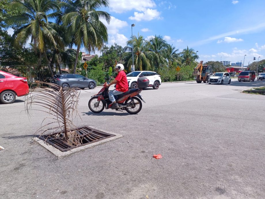 大都会/锡米山加影英达花园1路99超市前靠近万秀路路口出现坑洞