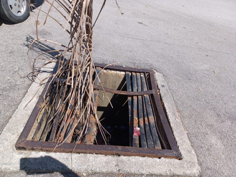 大都会/锡米山加影英达花园1路99超市前靠近万秀路路口出现坑洞