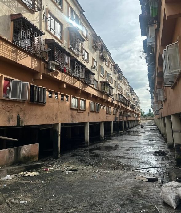 大都会/抽乾底层停车场积水,排水受阻只因水涵堆积大量垃圾/3图