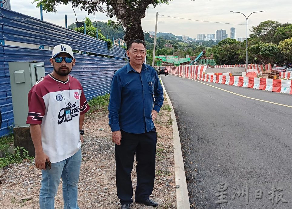 说好的配合承包商迟迟无动工,道路太窄居民怨堵塞严重
