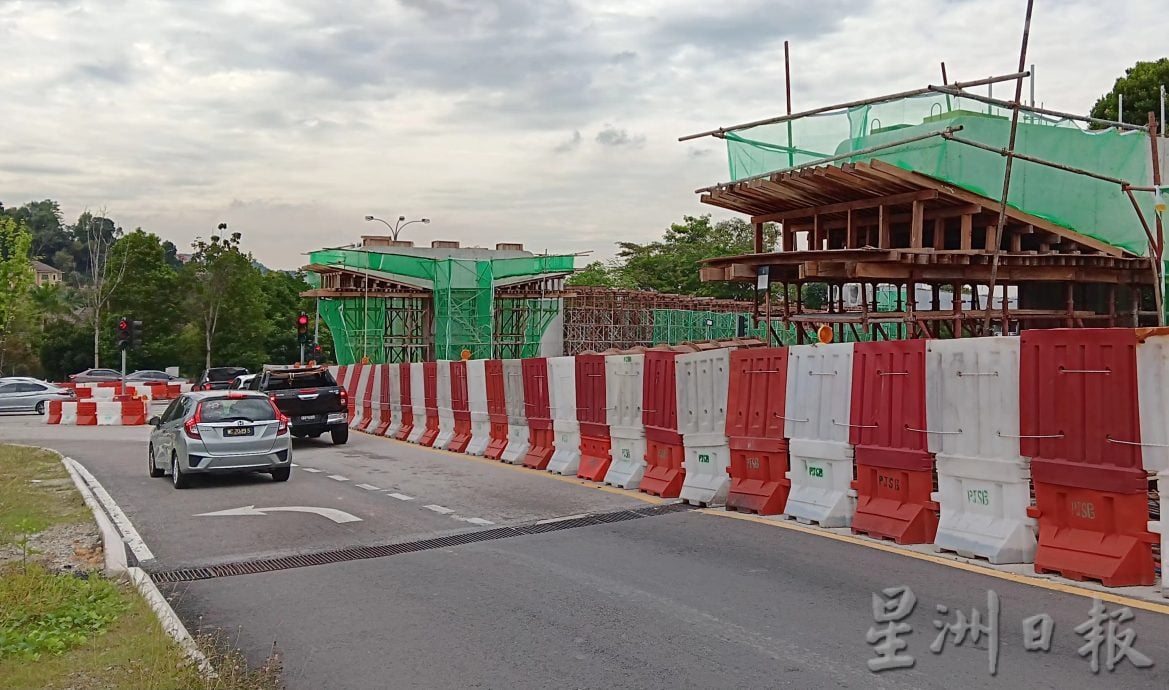说好的配合承包商迟迟无动工,道路太窄居民怨堵塞严重