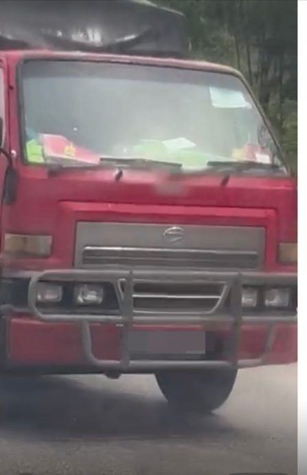 大都会ME02/“垃圾虫”乱丢垃圾被摄下，遭罚500令吉