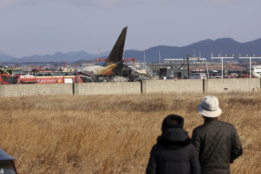 天下事主文)客机撞墙爆炸乘客弹出 罹难者身分难以辨认 乘客沾血行李散满地