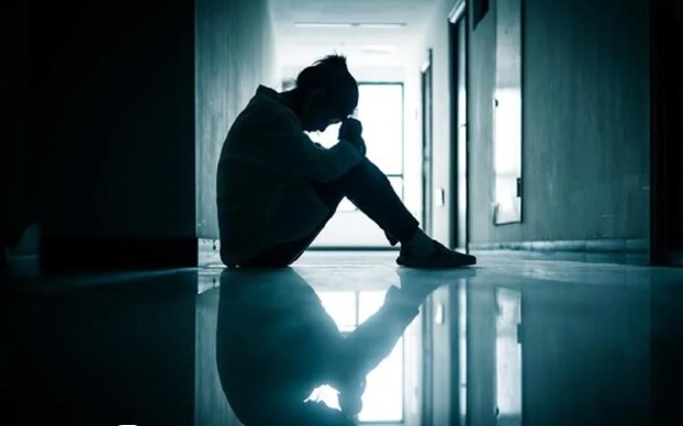 夫手机不离手 妻怒吼:去跟手机过吧!