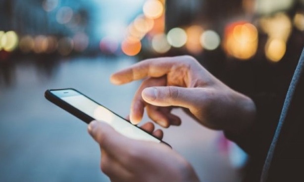 夫手机不离手 妻怒吼:去跟手机过吧!