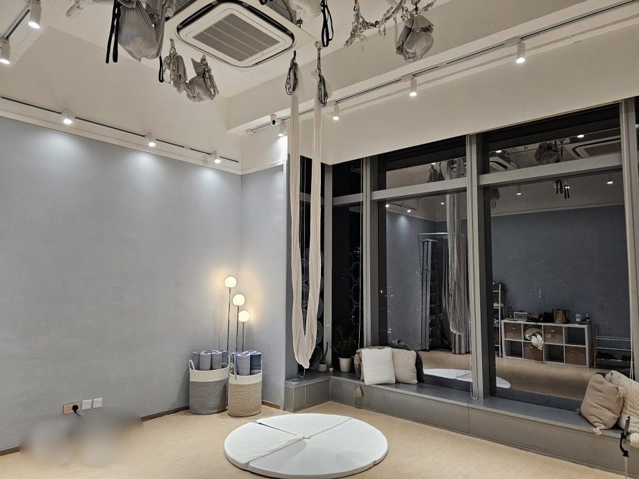 女子练空中瑜伽被困半空呼救 消防员破门救人