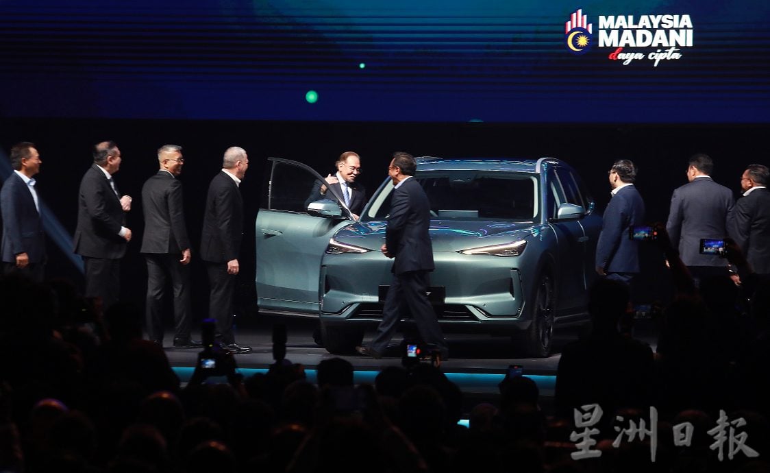 安华:大马首款电动车e.MAS 7 获选明年东盟峰会官车