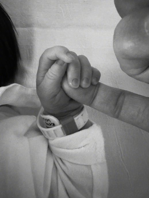 宋仲基变炫娃狂魔 主动向记者秀女儿萌照