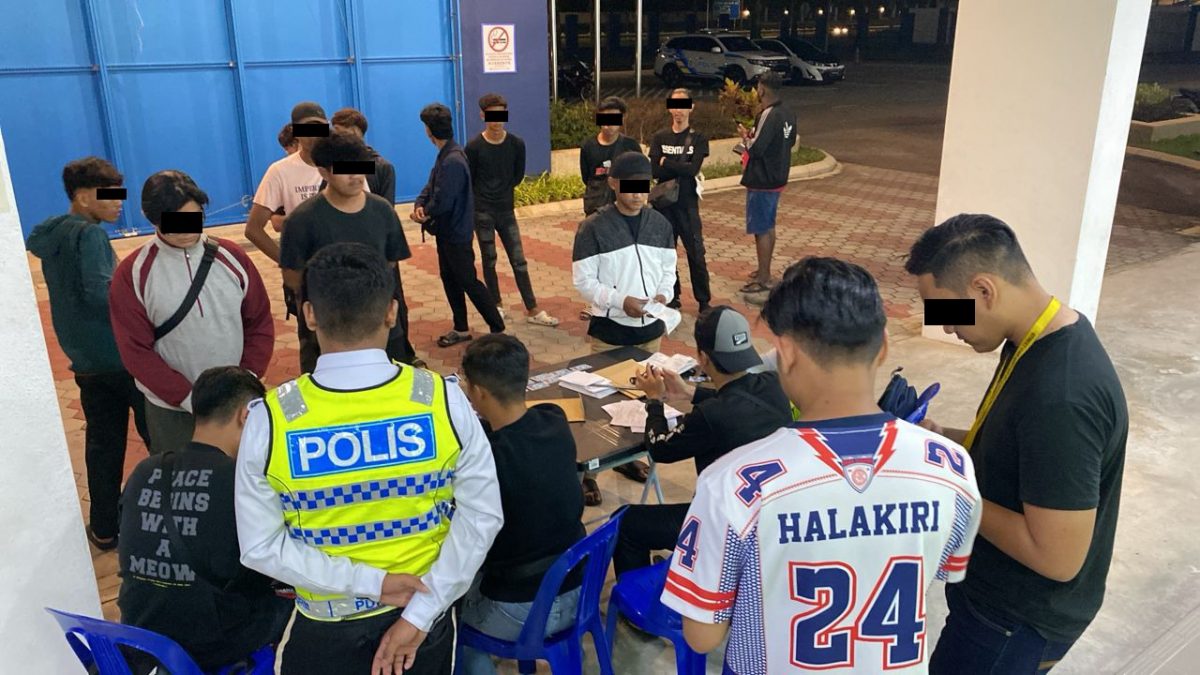 交警特别执法行动开303罚单 充公114辆摩托车