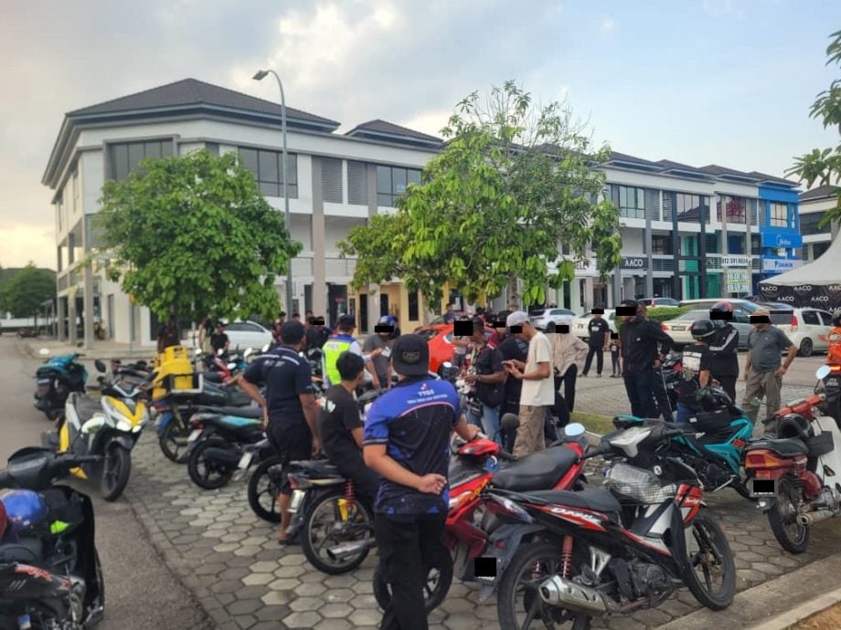 交警特别执法行动开303罚单 充公114辆摩托车