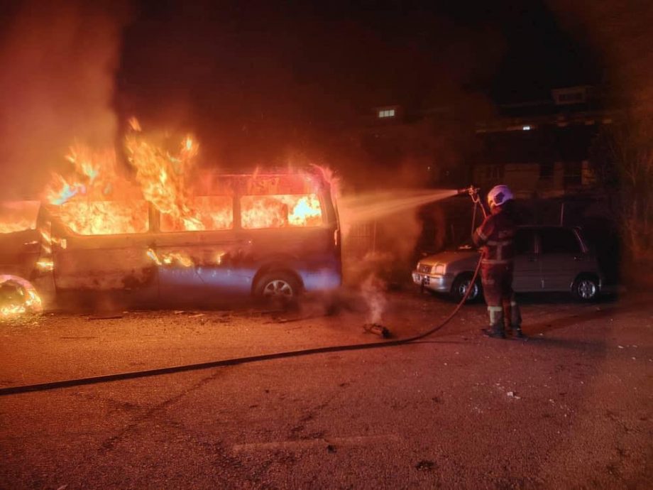 *已签发* 柔:客货车突然起火狂烧,所幸末酿伤亡