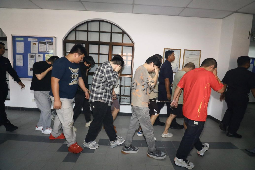 *已签发* 柔:版二头:串谋经营线上赌博应用程式,18中国籍男子被控不认罪