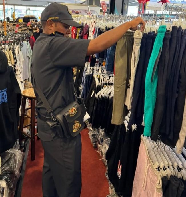 *已签发* 柔:购物商场租店售知名品牌服饰赝品,3人被捕调查