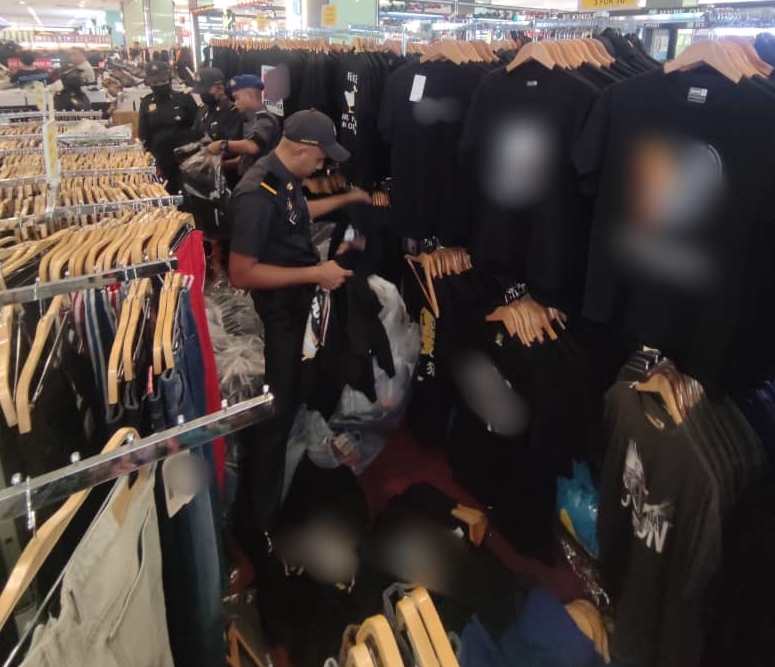 *已签发* 柔:购物商场租店售知名品牌服饰赝品,3人被捕调查