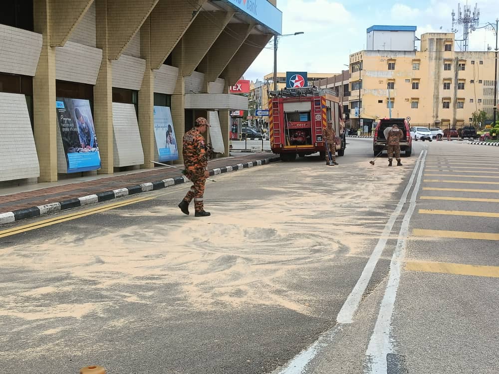 *已签发* 柔:道路出现油渍,消拯员耗时1小时清理干净