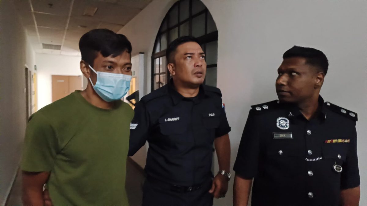 不满女司机不让路砸车,旅巴司机认罪罚6000