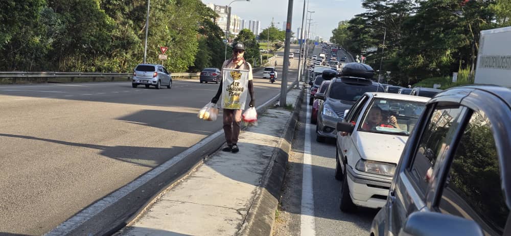 *已签发*柔:交通灯处卖腌制水果 4男遭警扣留