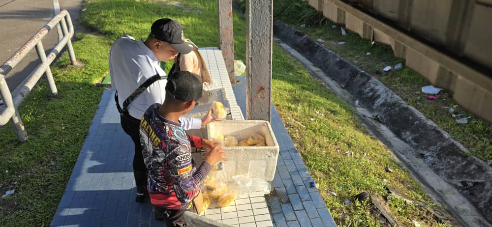*已签发*柔:交通灯处卖腌制水果 4男遭警扣留