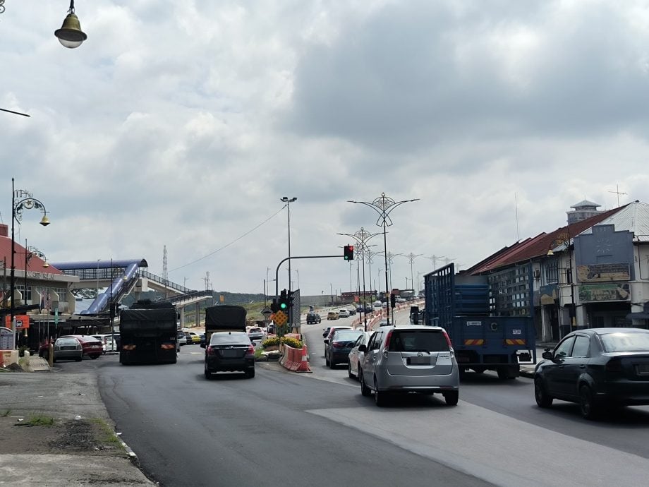 **已签发**柔:头条之一:联邦大道古来大街路段恢复通车,民众褒贬不一