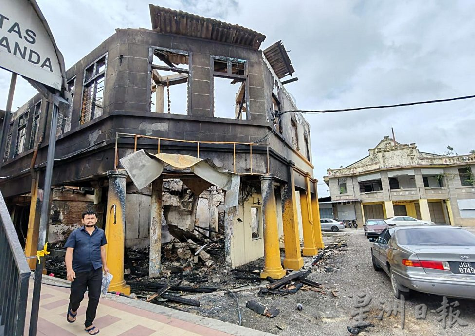 **已签发**柔:封面副文:【特稿】:大火毁百年建筑,士乃人望老店原貌重修