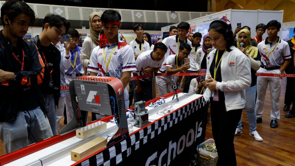 **已签发**柔:封面:【特稿】:古来太子城国中“LAYANG”队代表柔佛,勇闯“F1在学校”全国赛