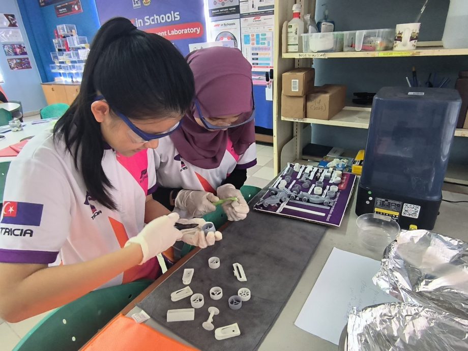 **已签发**柔:封面:【特稿】:古来太子城国中“LAYANG”队代表柔佛,勇闯“F1在学校”全国赛