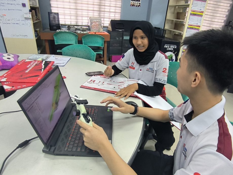 **已签发**柔:封面:【特稿】:古来太子城国中“LAYANG”队代表柔佛,勇闯“F1在学校”全国赛