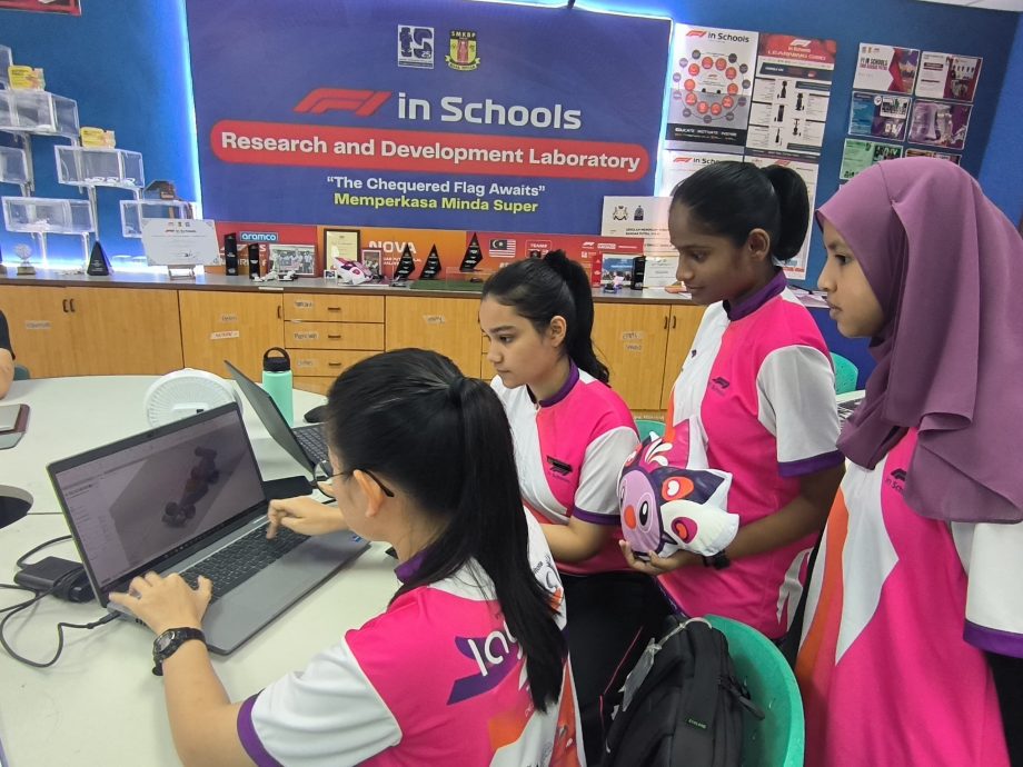 **已签发**柔:封面:【特稿】:古来太子城国中“LAYANG”队代表柔佛,勇闯“F1在学校”全国赛