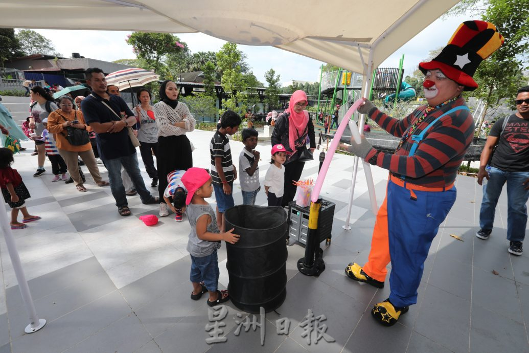 **已签发**柔:封面:【特稿】:重开后成亲子活动热点,柔佛动物园更是学校假期好去处