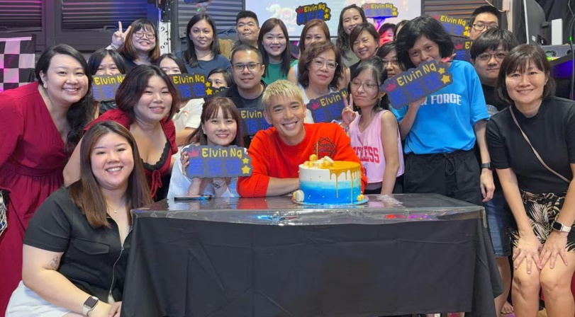 *已签发*柔:狮城二三事:大马铁粉也赶来参加 黄俊雄44岁生日和粉丝一起过