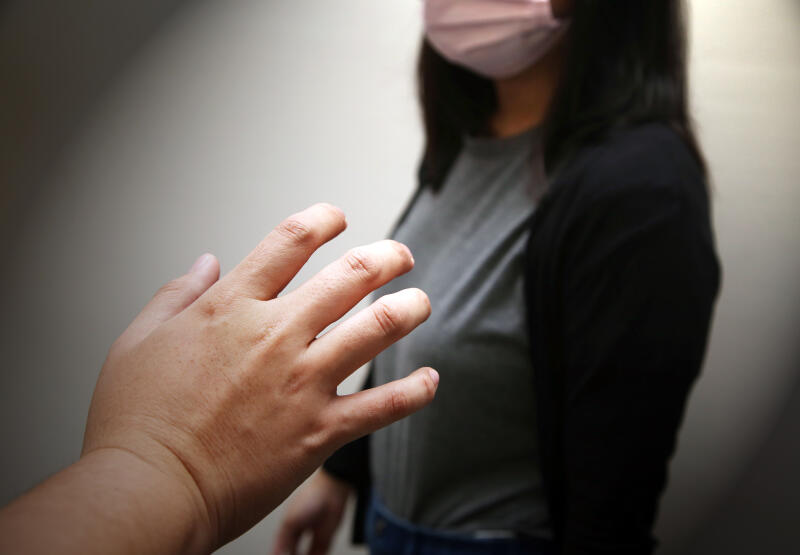 *已签发*柔：狮城二三事：想谈“父女恋”被拒  47岁叔非礼21岁女子