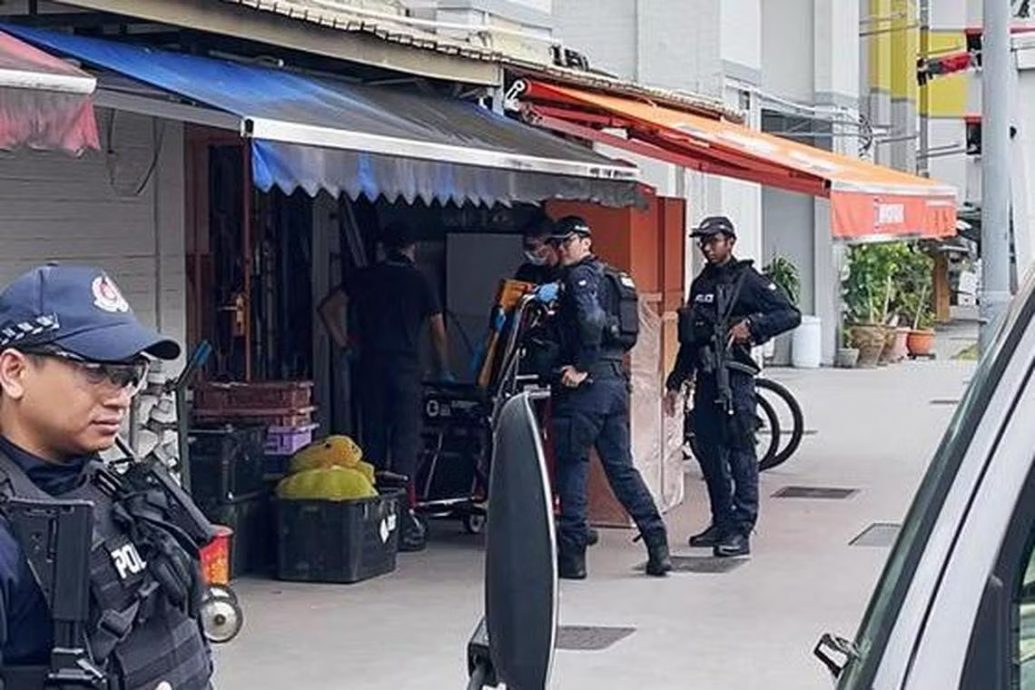 *已签发*柔：狮城二三事：狮城五金店发生砍人事件  1男子挥刀砍伤2职员