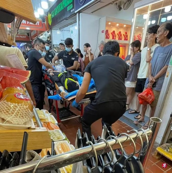 *已签发*柔：狮城二三事：狮城五金店发生砍人事件  1男子挥刀砍伤2职员