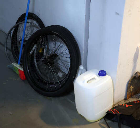 *已签发*柔:狮城二三事:狮城六旬叔被指行为怪异 泼神秘液体致臭气漫7楼层