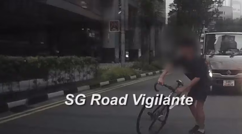 *已签发*柔:狮城二三事:狮城无头盔骑士闯莱佛士坊车流 回头看导致追尾前车