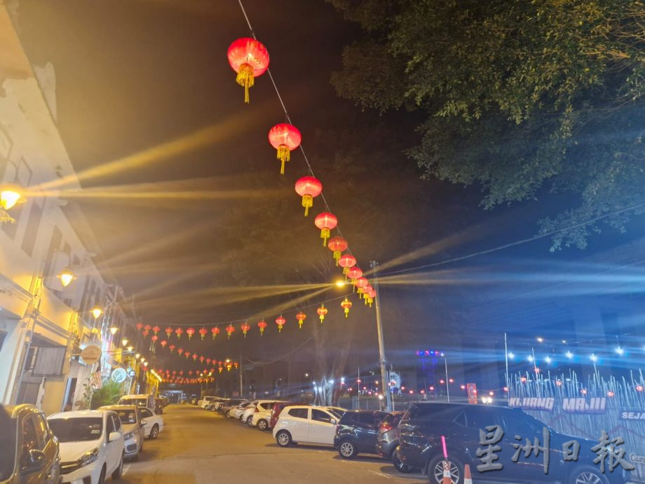 **已签发**柔：社团版头：銮老街350大红灯笼高高挂，点亮战前建筑迎蛇年