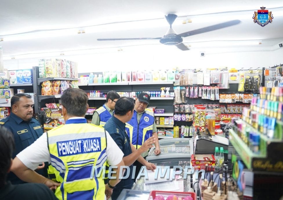 *已签发*柔:笨珍市议会展开突击行动 取缔1家无照营业商店