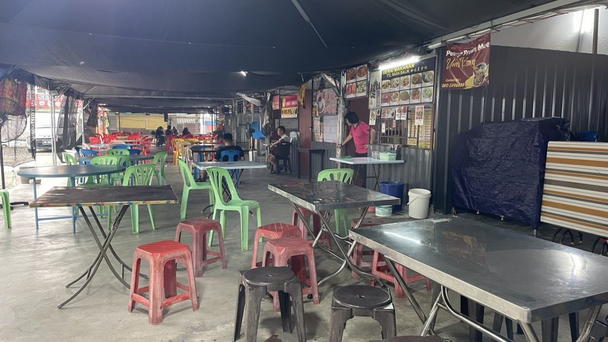 **已签发**柔:第二版头条:市议员与地主协商,用餐食客停车费减半