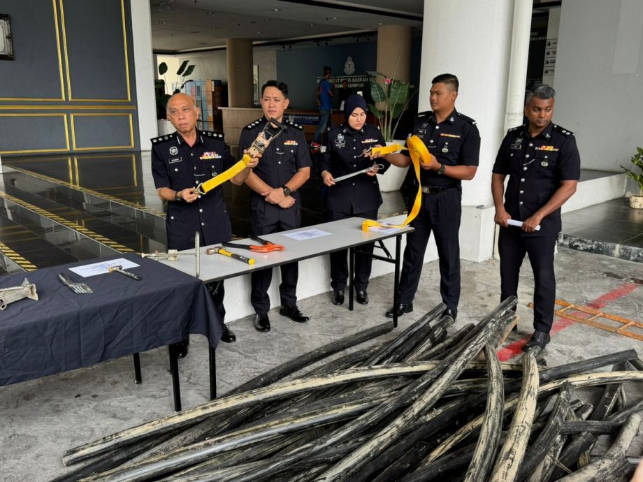 已签发//深夜佯装道路施工·不法集团偷逾840kg电缆 5人被捕