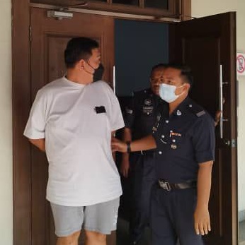 华裔律师被人用铁棒袭击案,在逃主脑机场落网被控不认罪