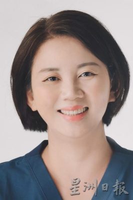 **已签发**(建议配情境示意图)柔:封面:【特稿】:轻自闭青少年最易成诈骗目标,培养正确金钱观很重要