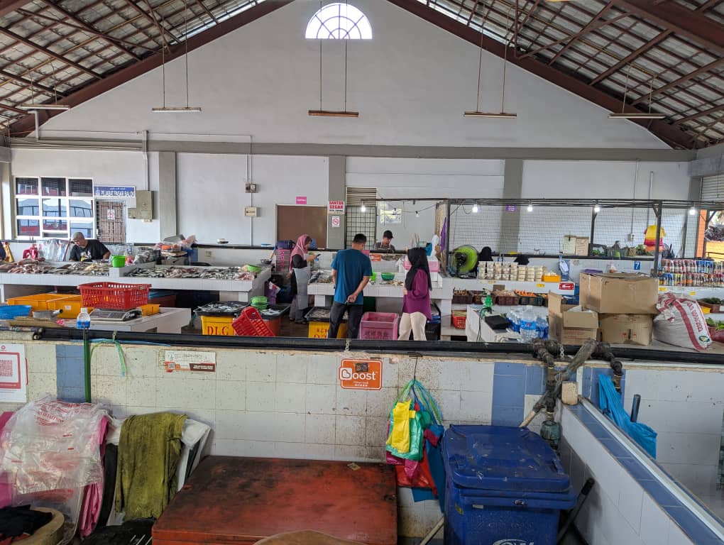 巴刹摊位租约费涨价逾两倍，小贩申诉不合理。