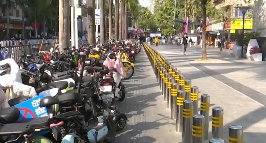 广州地铁出口“梅花桩”抗违停 网民:用屁股办事