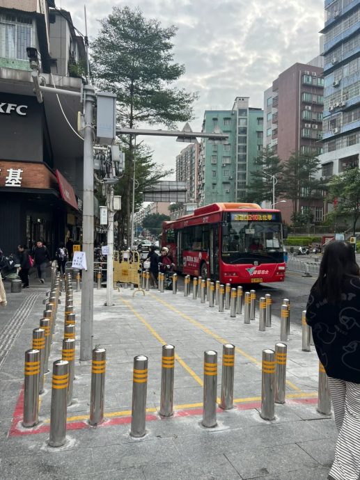 广州地铁出口“梅花桩”抗违停 网民:用屁股办事