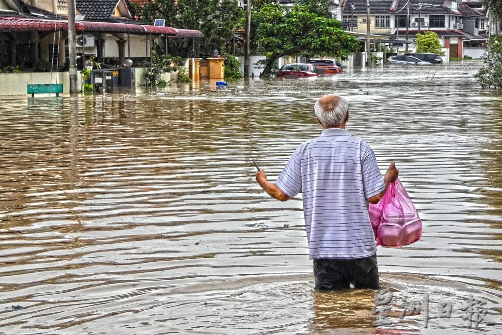 怡保红鹰园水灾 水位高至车镜居民涉水疏散