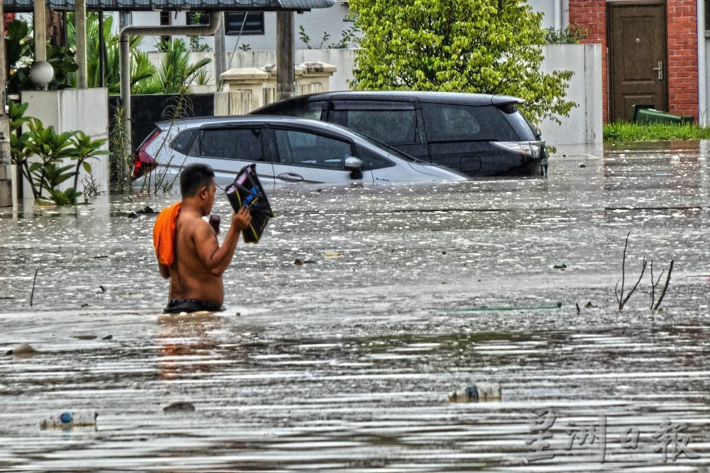 怡保红鹰园水灾 水位高至车镜居民涉水疏散