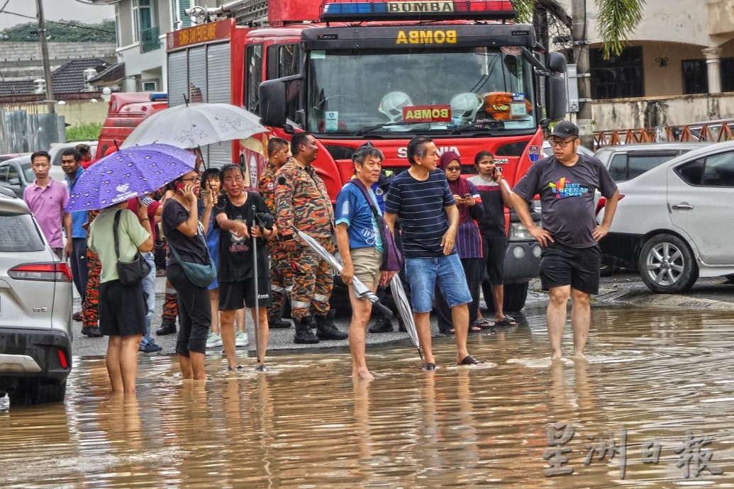 怡保红鹰园水灾 水位高至车镜居民涉水疏散