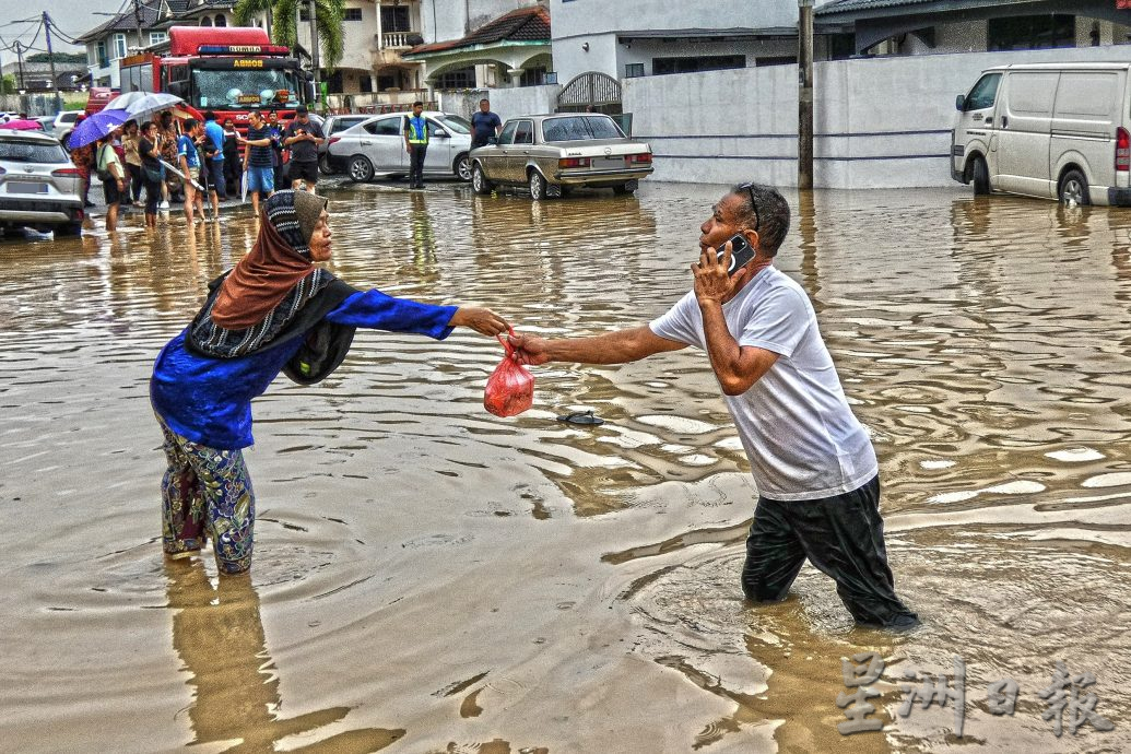 怡保红鹰园水灾 水位高至车镜居民涉水疏散